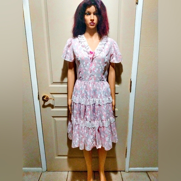 Vintage Floral Lace Dress. - Picture 1 of 4